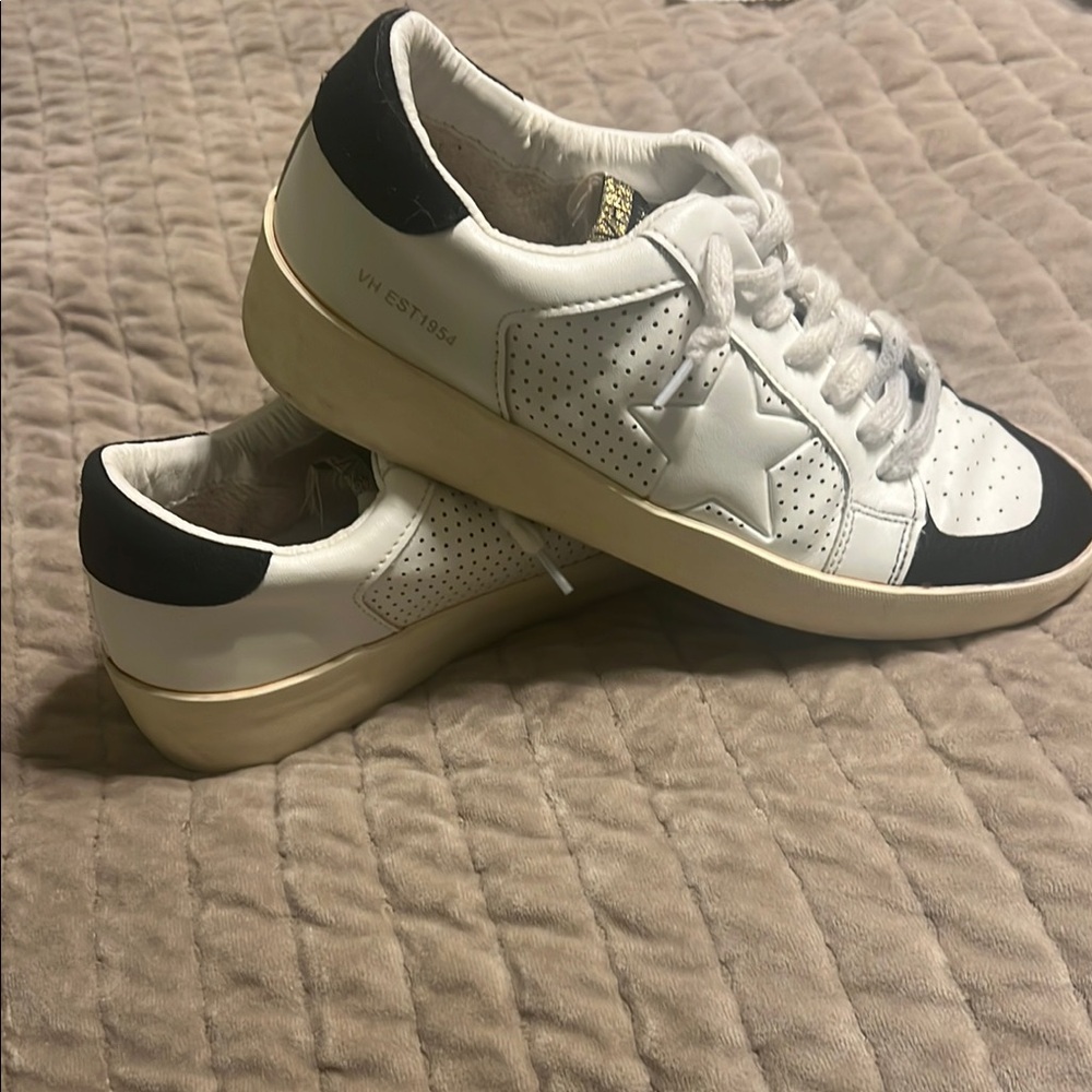 VINTAGE HAVANNA White and Black Star Sneakers